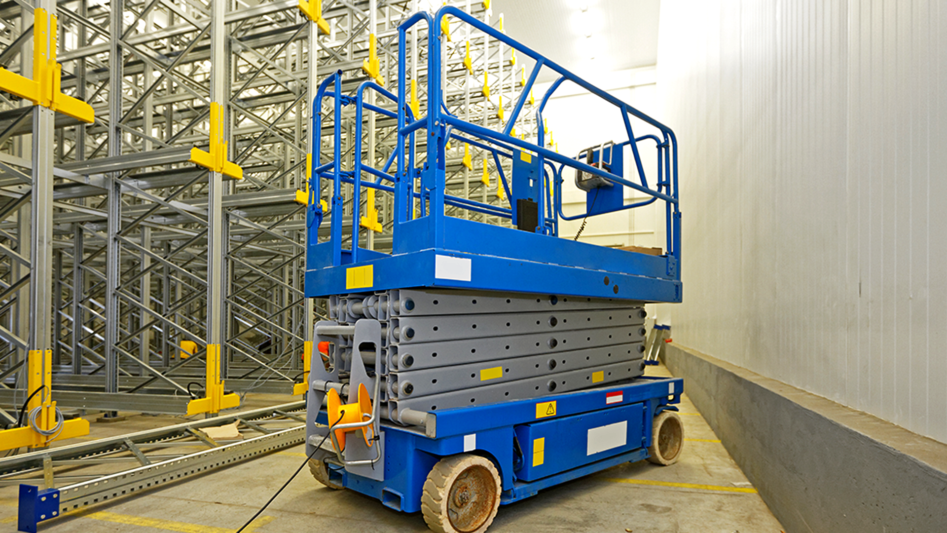 Scissor Lift Safety: Daily Checks and Procedures Before Operation